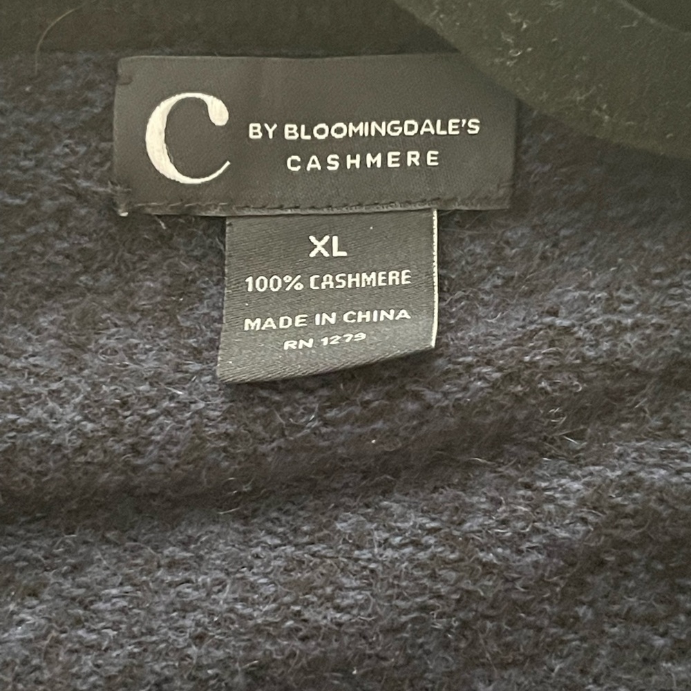C by Bloomingdale's 100% Cashmere Sweater - Black and blue